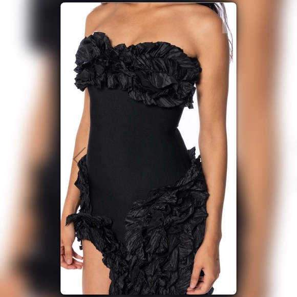 Black strapless don’t stop the party. - Picture 7 of 9